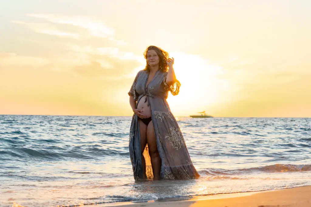 Schwangerschaftshooting im Meer bei Golden hour Buche dein Abenteuer mit mir