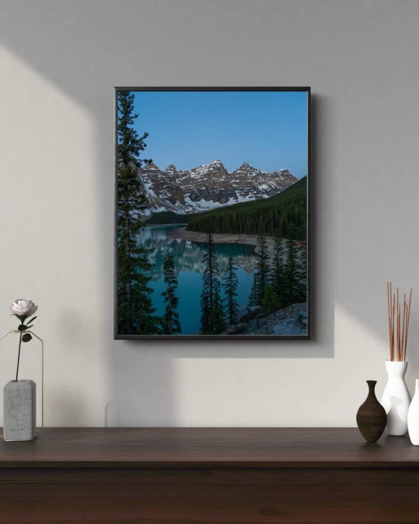 Moderne Einrichtung mit großem Landschaftsbild – Naturfotografie als Statement Piece