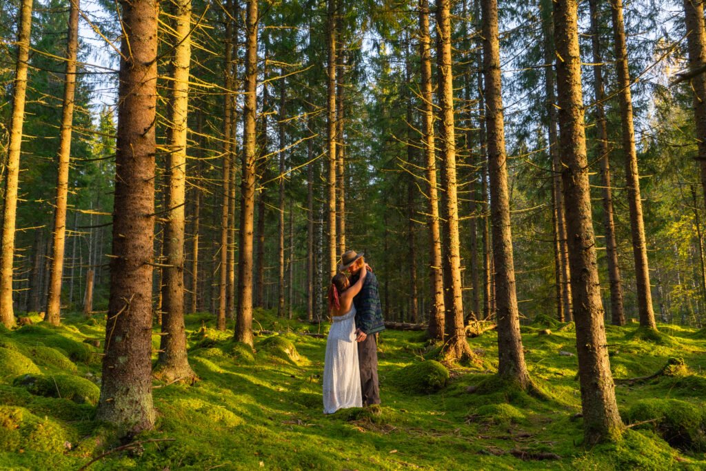Romantisches Couple Fotoshooting im Wald