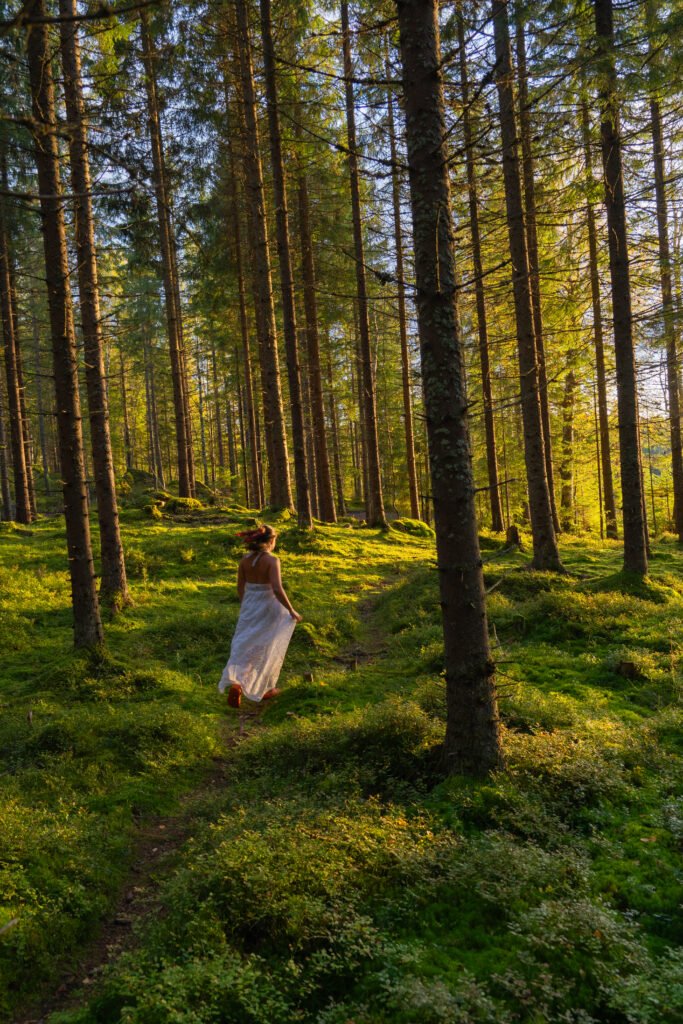 wildes, freies und lustiges fotoshooting im wald