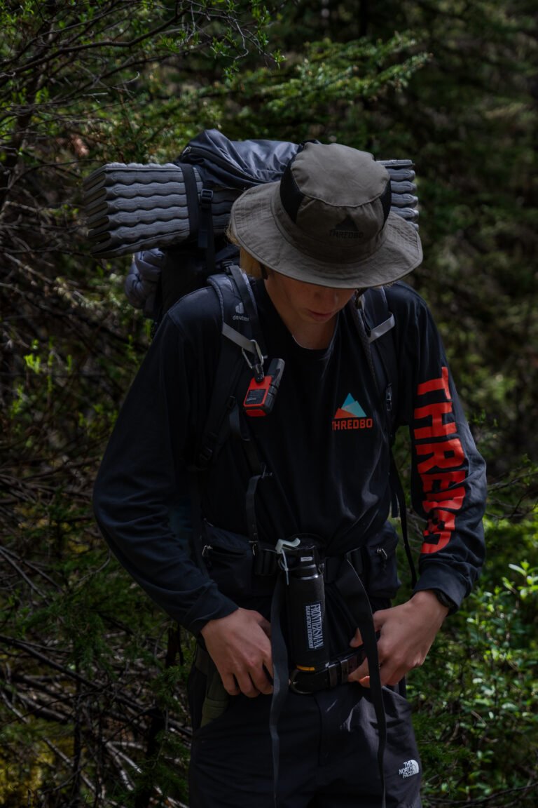 Wanderer mit Rucksack und Bärsprayauf dem Jacques Lake Trail Jasper