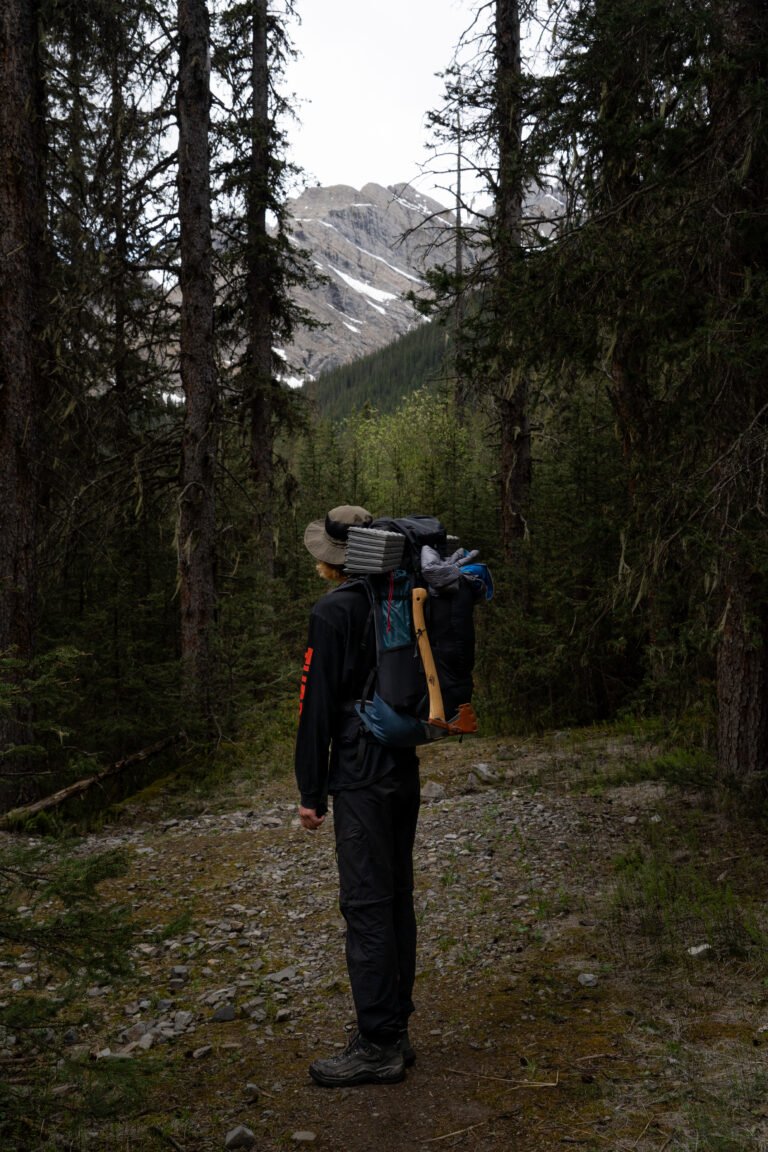 Wanderer mit Rucksack auf dem Jacques Lake Trail Jasper