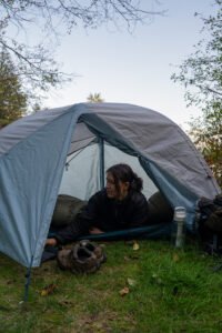 Detailaufnahme Zelteingang – Nahaufnahme vom geöffneten Hardwear Mountain Zelt mit klarer Sicht auf Reißverschlüsse und robuste Materialien.