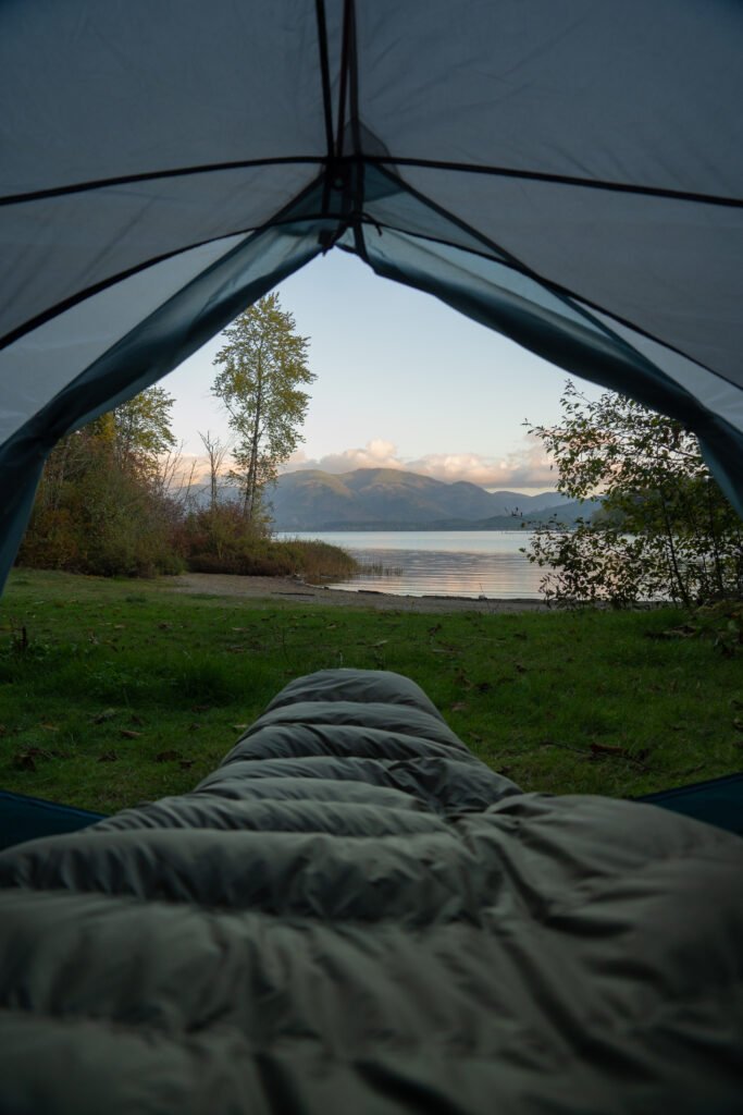 EXPED Schlafsack im Einsatz – Ein Exped Schlafsack im Detail in einem minimalistischen Bergzelt mit natürlichem Licht.