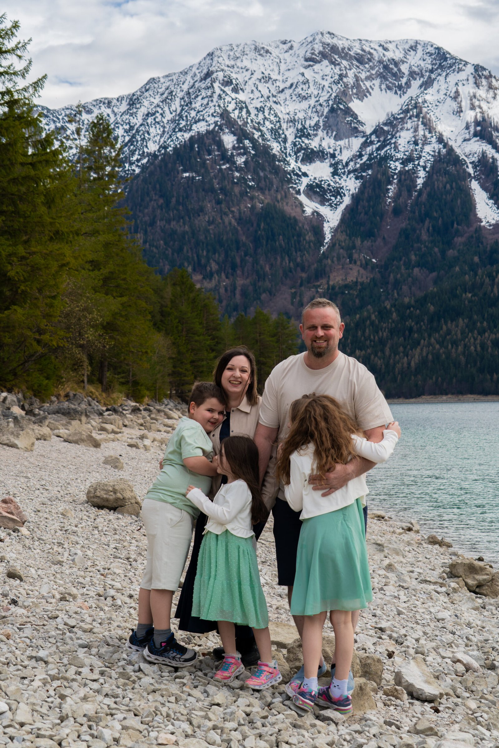 Natürliches Familien-Fotoshooting mit Eltern und Kindern in der Natur